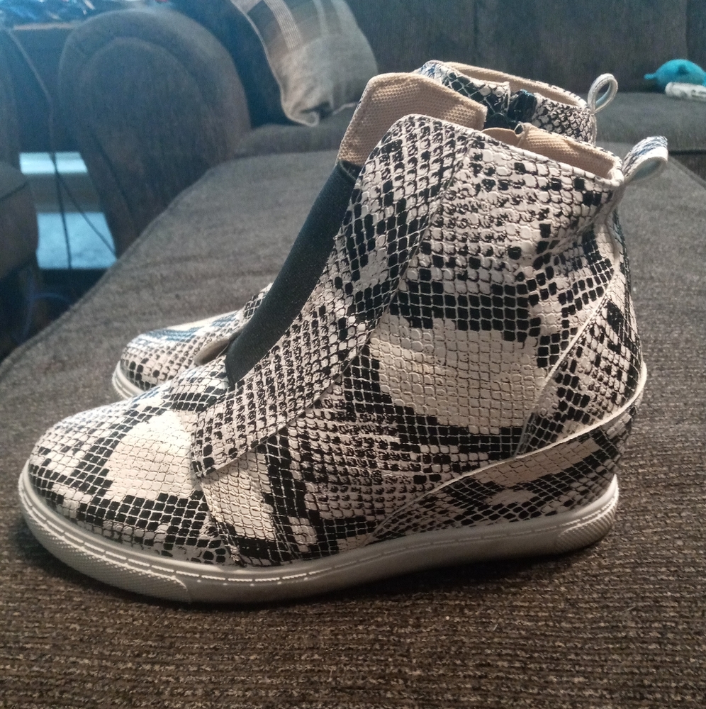 Zip up sneakers, only worn twice